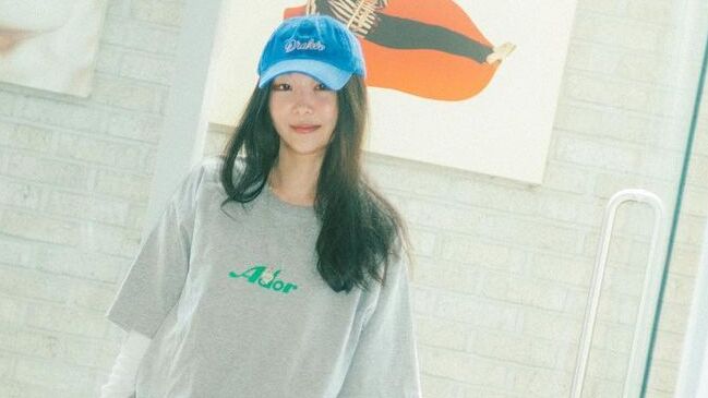 Min Heejin, the CEO of ADOR, has proposed a unique vision for the girl group NewJeans: after their seven-year contract ends, the members will not be re-signed and will be free to pursue their individual paths. This approach has sparked a heated debate, with supporters praising its emphasis on individual freedom and critics raising concerns about group longevity and limited opportunities.