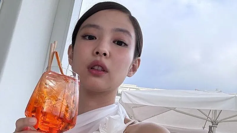 Jennie from BLACKPINK is facing backlash after a video surfaced showing her allegedly smoking an electronic cigarette indoors while being attended to by staff. The video, part of a now-deleted vlog, has sparked debate over her behavior and its legality.