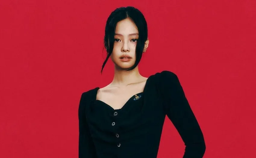 Jennie starred in the reality show My Name is Gabriel, where she lived as a bed and breakfast owner in Italy, and viewers quickly noticed her shoulders. While the show highlighted her life as 'Maria,' many fans focused on how her broad shoulders enhanced her appearance.