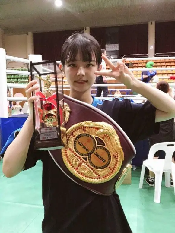 Chodan worked hard on her fitness and, at her peak, achieved a combined total of 200 kg in weightlifting. However, her most recognized skill is boxing. She trained seriously for about three years and even participated in matches.